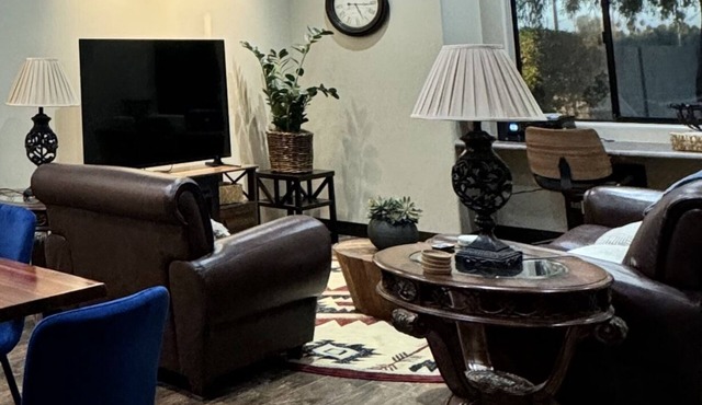 Charming 1-bedroom QT Cottage with AC, WiFi near 1 mile P83, Arrowhead Mall