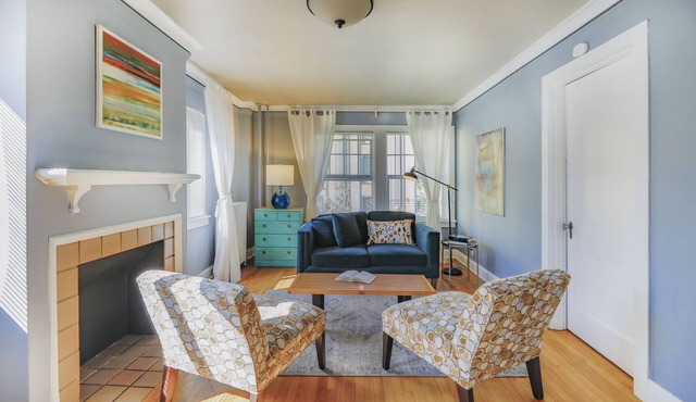 Charming 1-BR, Historic Downtown. Free Parking.