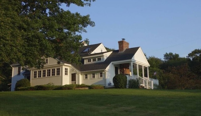 CHARMING 1812 FARMHOUSE SPACIOUS, RELAXING- like vacationing in your own B&B