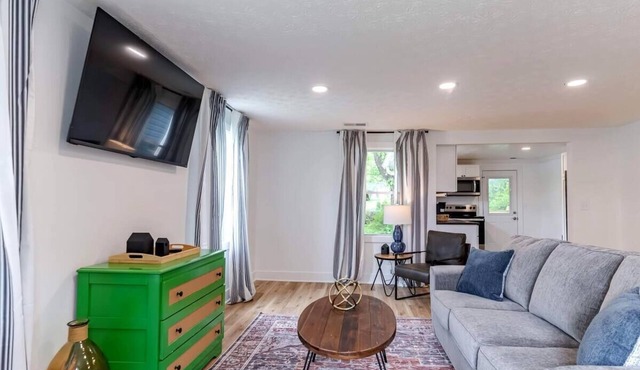 Charming 2-bedroom house in Elizabethtown with WiFi and AC