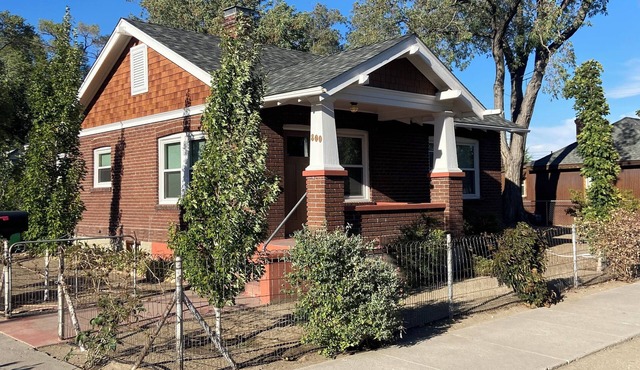 Charming 2-bedroom bungalow in Reno with WiFi and AC 1 block from i-80