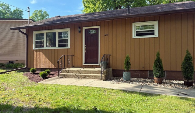 Charming 2-bedroom cottage in Coloma with AC, WiFi, & steps from Little Paw Paw