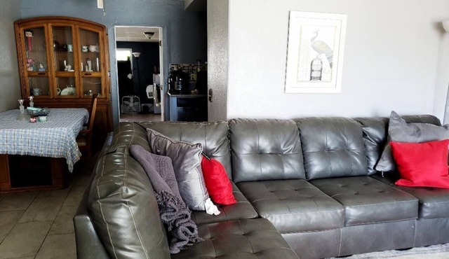 Charming 2-bedroom house with WiFi, AC in lovely Palmdale