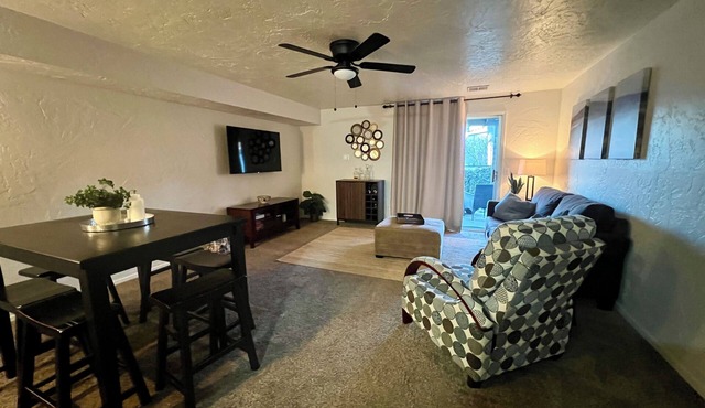 Charming 2-bedroom townhome in Eagle with WiFi, AC. Walk to downtown Eagle!