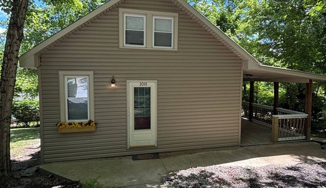 Charming 2-bedroom cabin on Nolin Lake with WiFi, AC, fire pit