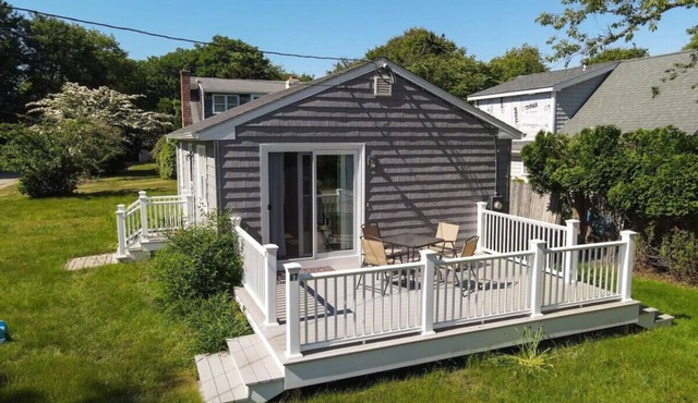 Charming 2 BR Green Hill Beach Cottage