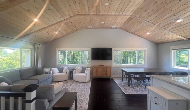 Charming 3-bedroom house in Plum Beach on a beautiful lot with WiFi and AC