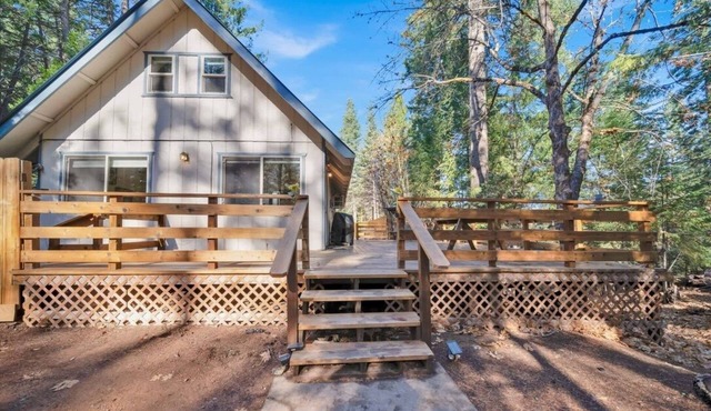 Charming 3-bedroom cabin with WiFi, AC in tranquil Trinity Center