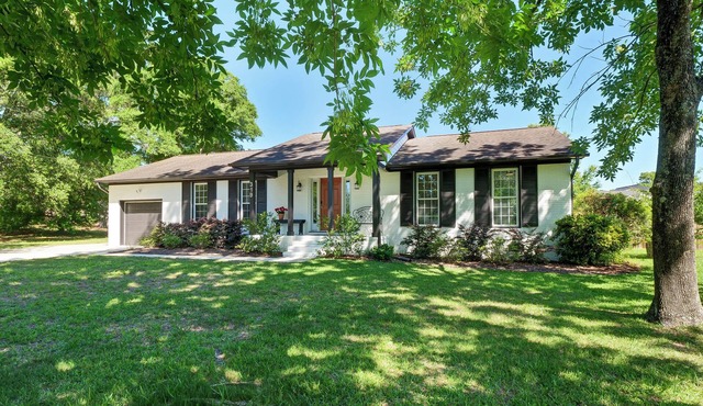 Charming 3-bedroom, centrally located in Wilmington with in-ground pool!