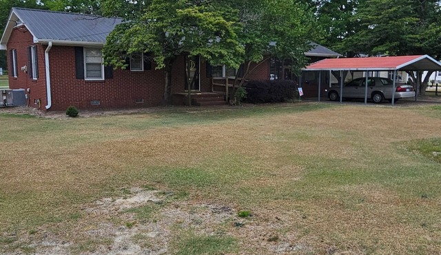 Charming 3-bedroom house with AC and WiFi in wonderful Goldsboro/Rosewood area.
