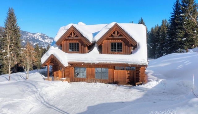 Charming 3-bedroom log cabin with Hot Tub and fitness room in delightful Big Sky