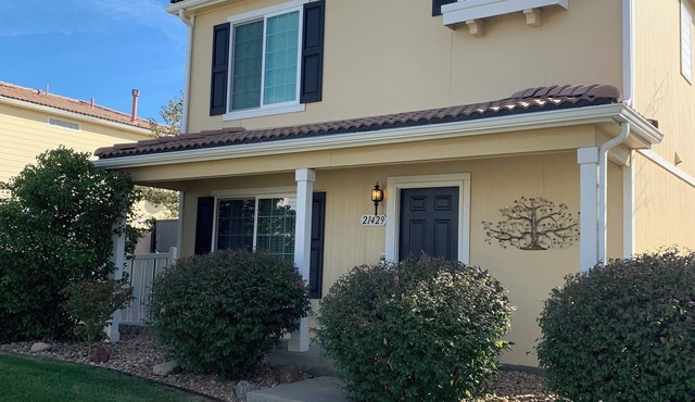 Charming 3bed 2.5 bth, Cozy,close to DIA, 2 Car Garage, Great Back yard AC, WiFi