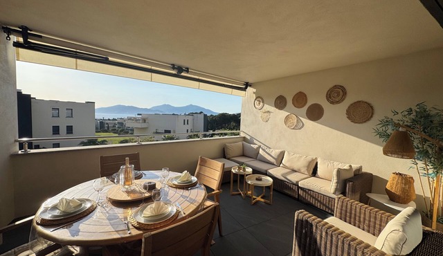 Charming apartment overlooking the Gulf of Ajaccio! Large terrace, sea view