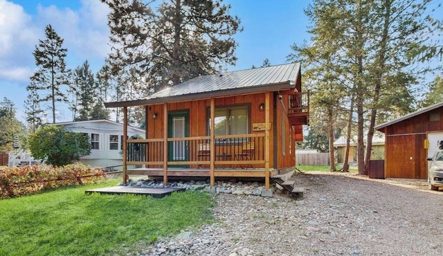 Charming cabin in Big Fork, pet friendly, firepit, 5 min to Lake, fly-fishing