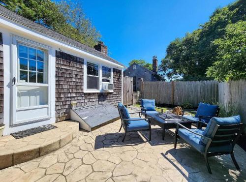Charming Cape-Cod Cottage by Summer