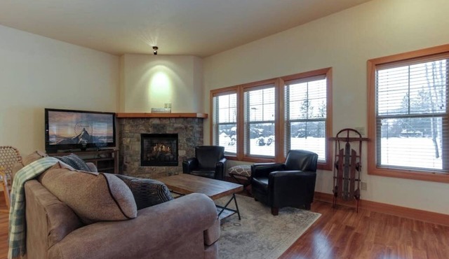 Charming condo with lake access & great location close to skiing & Silverwood