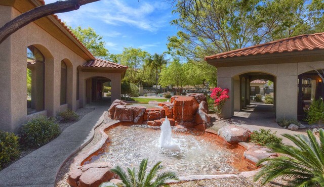 Charming condo with mountain views, pool, AC, & washer/dryer