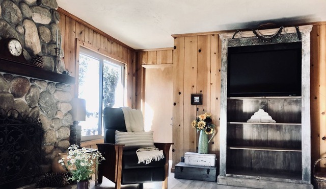 Charming Cottage in Carmel Valley .5 mile walk to downtown and hiking trails!