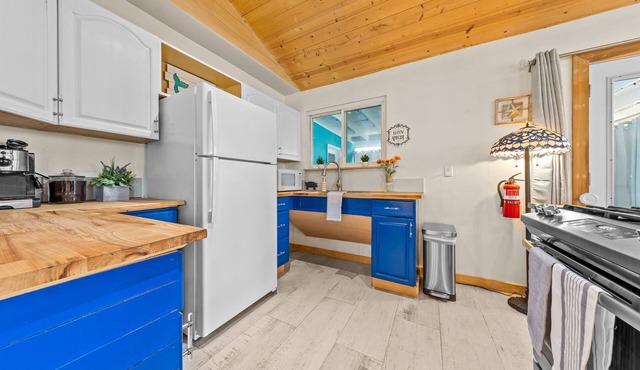 Charming cottage with fenced backyard 2 blocks from the beach