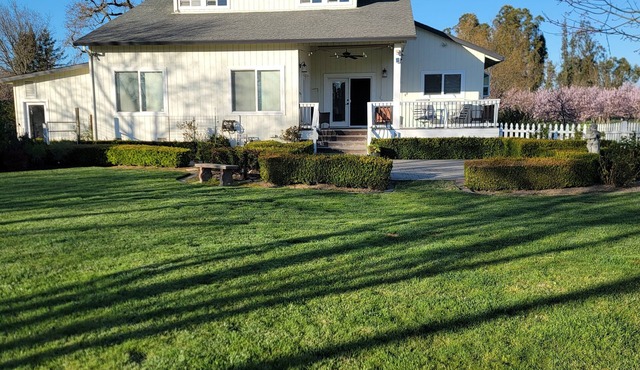 Charming country cottage in lovely Santa Rosa on 8 acres
