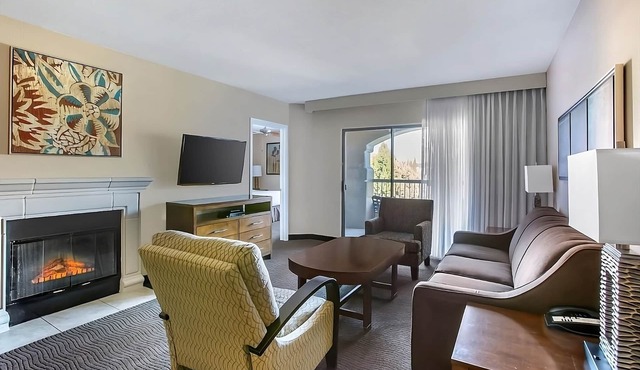 Charming Couple Retreat w/Kitchen & Balcony | Hotel w/Scenic Red Rocks Views