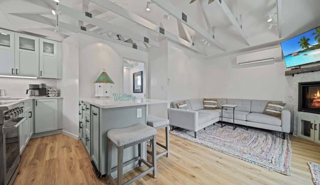 Charming Downtown Cottage w/Modern Amenities