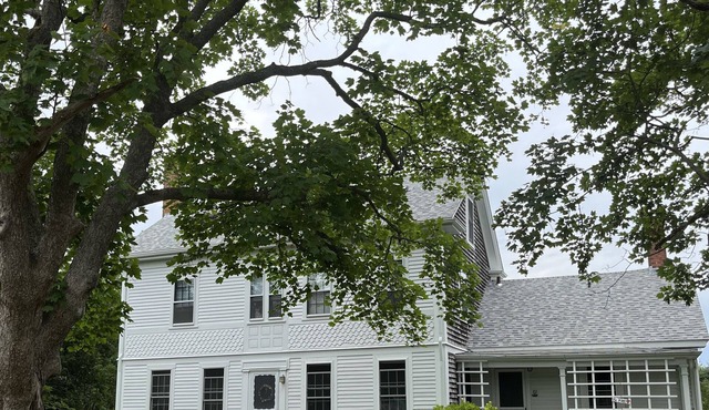 Charming farmhouse with 2 acres, 10 min. walk to South Shore & Goosewing Beaches