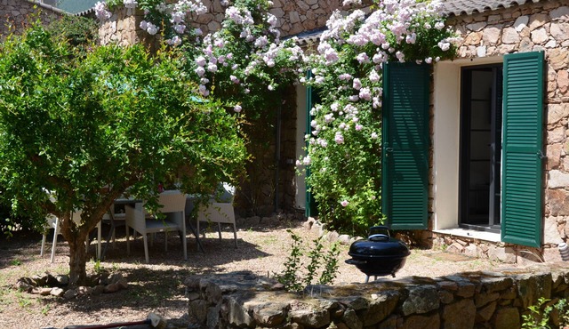 Charming mini-villa in Corsican village, with terrace-garden - sleeps 3