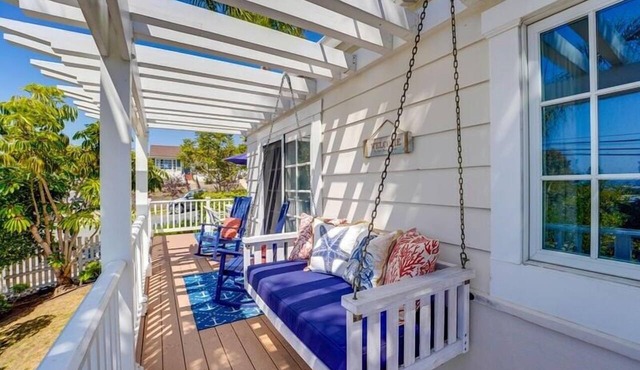 Charming hillside cottage home with Ocean views