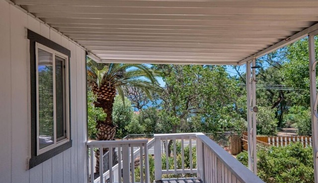 Charming Lake View house with WiFi, AC in tranquil Clearlake Oaks