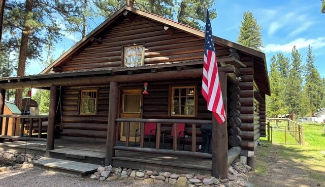 Charming Mountain Log Cabin with Modern Comforts