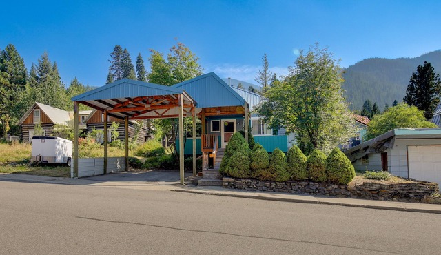 Charming Mullan Home - 6 Mi to Lookout Pass!
