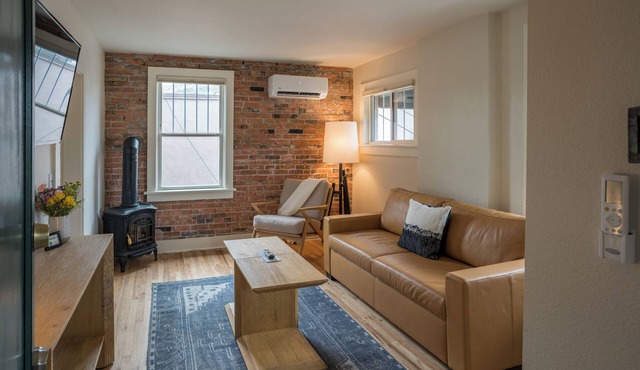Charming Pet Friendly Queen One Bedroom Suite w/Kitchen & Living