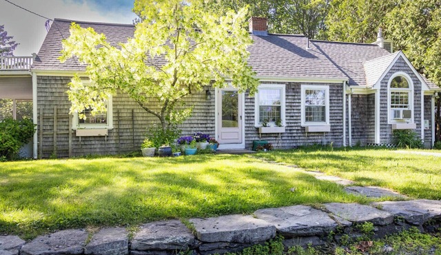 Charming private entry suite/bath in Tiverton Four Corners-Close to Newport