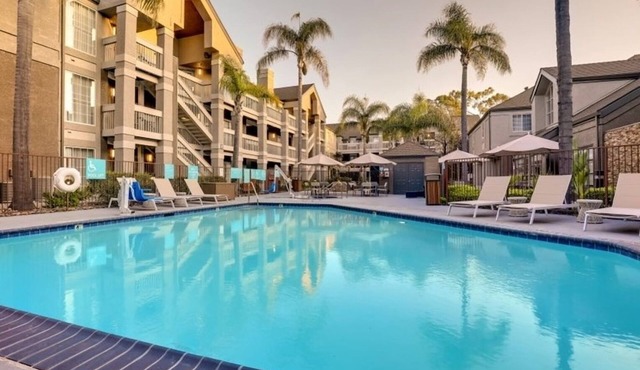 Charming Queen Stay! 4 Pet-Friendly Rooms w/BBQ Area & Fresh Breakfast!