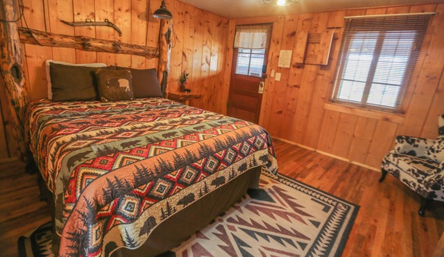 Charming Riverside Deluxe Queen Bed, Hot Tub, Pet-Friendly & Mountain View