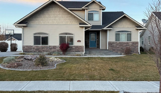 Charming Spacious Modern 4 bedroom, 3 bathroom home in town
