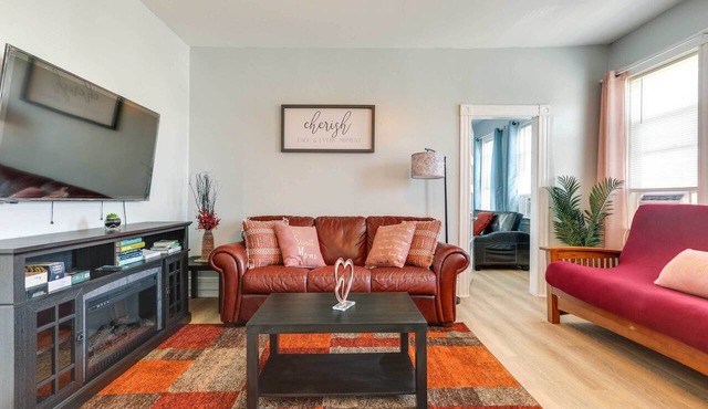 Charming Stoughton Apartment: 20 Mi to Boston