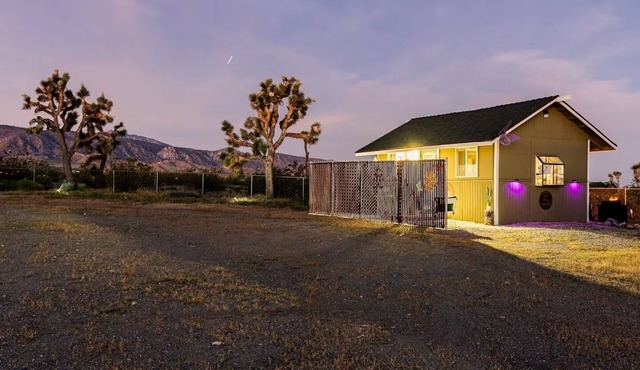 Charming tiny house w/hot tub, grill and desert views