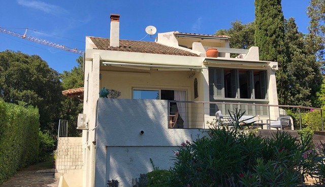 Charming traditional house located in the calarossa estate, beach access.