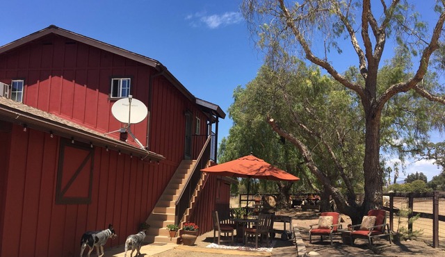 Charming upstairs Cottage located in the heart of the valley