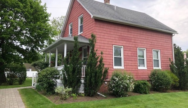 Charming Walk to downtown Mystic Awaits Your Stay