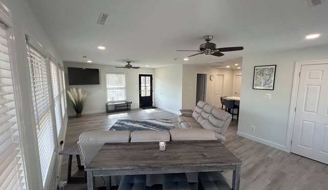 Charming water view 2-bedroom apartment with beach access in Saint Leonard