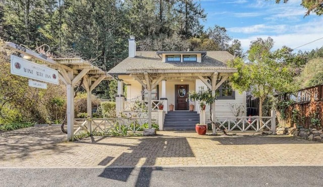 Charming Wine Country Inn, Whole House Rental w/Private Suites, Walk to Wineries