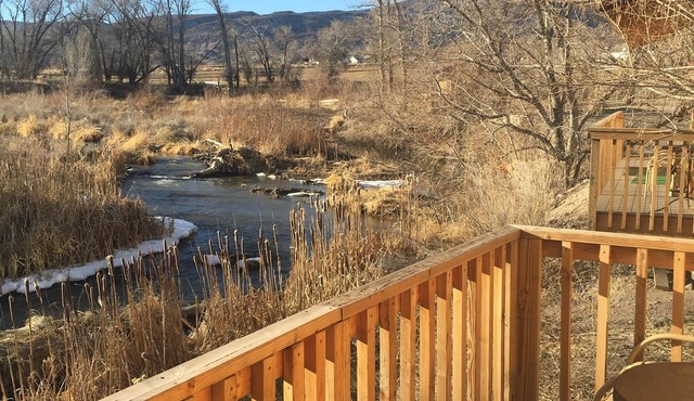 Charming WoodlandCabin with Stunning River Views!