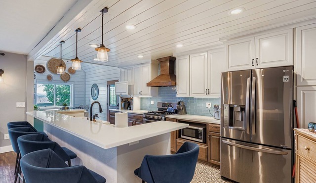Cheerful 4bed, 2bath deck w/city views PetFriendly!