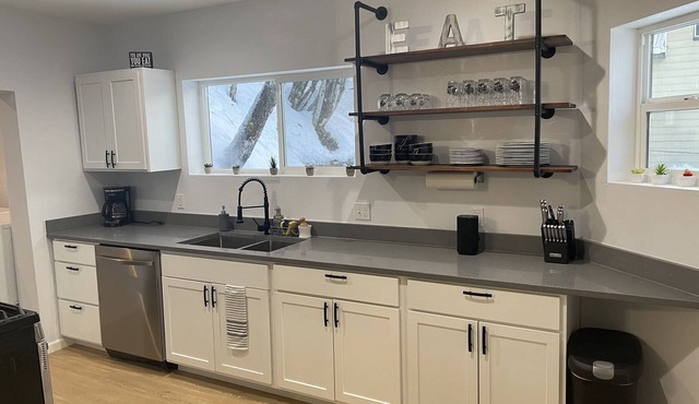 Cheerful 5 Bed/2 Bath Home < 3 blocks to Downtown