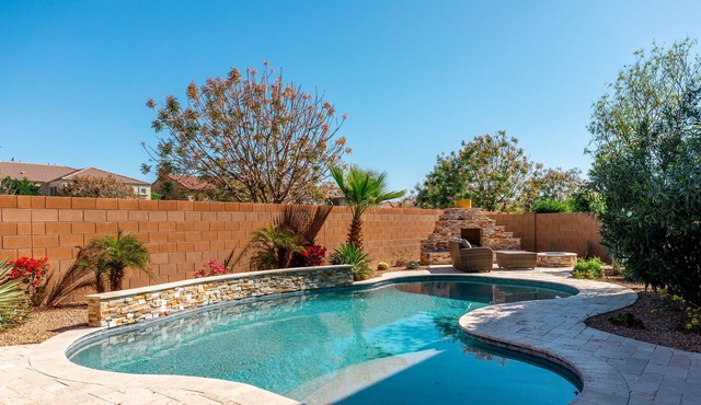 Cheerful 5 bedroom Queen Creek home with pool