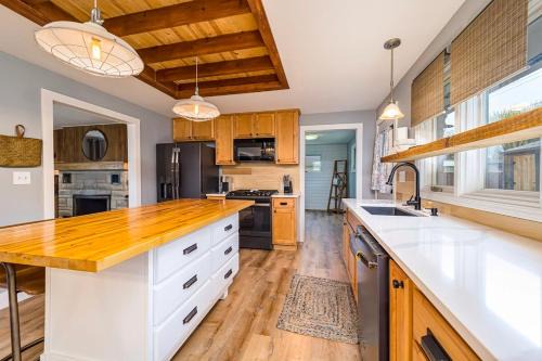 Cheerful & cozy farmhouse 2 bedroom home