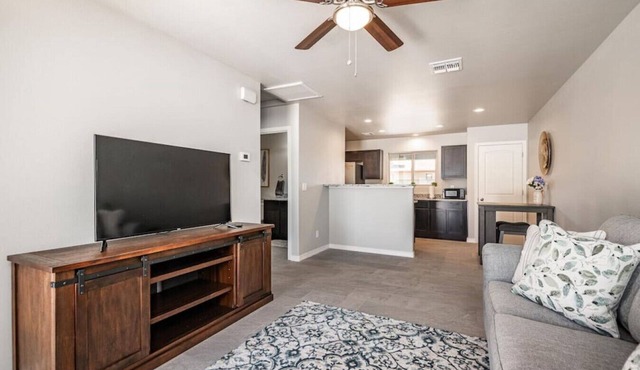 Cheerful New 1 Bed 1 Bath Home-Centrally Located